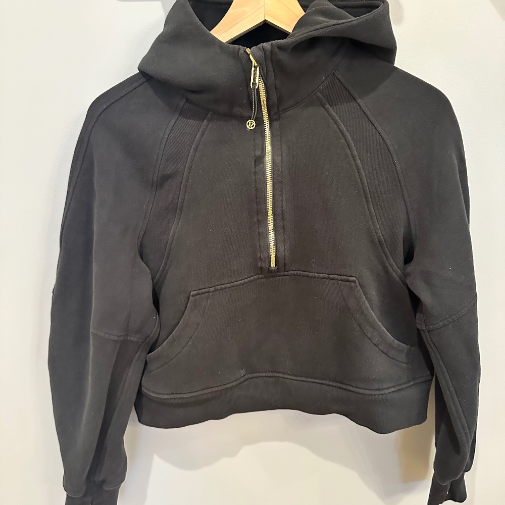 Lululemon cropped scuba with gold